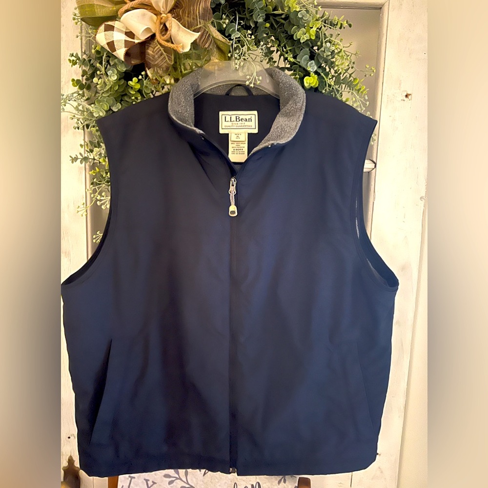 Men’s LL Bean large black vest lined